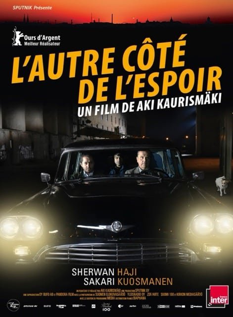 IPTV Kanavat 2025 – Parhaat Suoratoistopalvelut Suomessa 35 L’Autre Côté de l’Espoir -elokuvajuliste, jossa miehet istuvat mustassa autossa pimeällä kujalla – liittyy iptv-sisältöihin