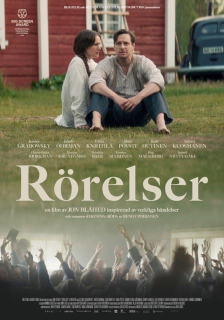 IPTV Kanavat 2025 – Parhaat Suoratoistopalvelut Suomessa 16 Rörelser-elokuvajuliste, jossa mies ja nainen istuvat pihalla ja alhaalla näkyy yleisöä – liittyy iptv-sisältöihin